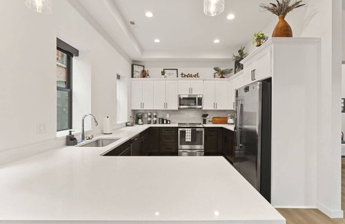 Riverside Apartment | Modern Luxury - 3 Bed in the Heart of Downtown!