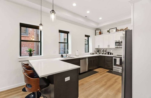Riverside Apartment | Modern Luxury - 3 Bed in the Heart of Downtown!