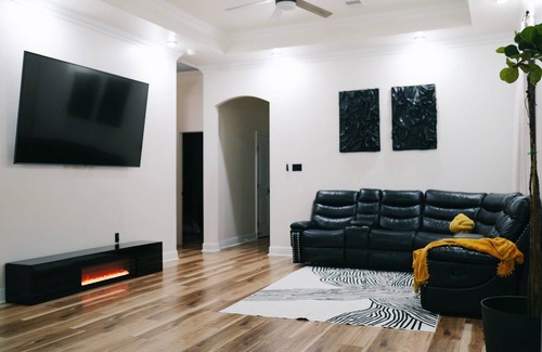 Little Woods House | Modern Luxury 3-bedroom house with WiFi and AC in delightful New Orleans.