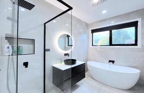 Ringwood House | Modern Luxury 3B3 5B Townhouse SmartTV free garage