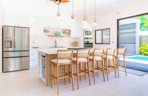 Uvita Villa | Modern Luxury - 3BR, 2.5BA, Pool, WiFi, AC, near National Park & restaurants
