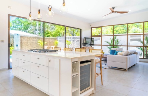 Uvita Villa | Modern Luxury - 3BR, 2.5BA, Pool, WiFi, AC, near National Park & restaurants