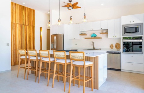 Uvita Villa | Modern Luxury - 3BR, 2.5BA, Pool, WiFi, AC, near National Park & restaurants