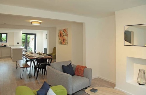 Macclesfield House | Modern Luxury 4 Bed House in the Heart of Macclesfield