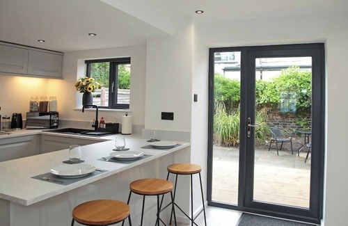 Macclesfield House | Modern Luxury 4 Bed House in the Heart of Macclesfield