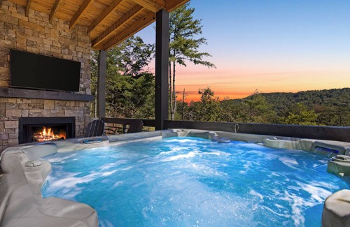 Foxfire Estates Cabin | Modern Luxury 4 Bdrm Cabin Sacred Summit | Sunrise Views | 5 mins to Downtown Blue Ridge