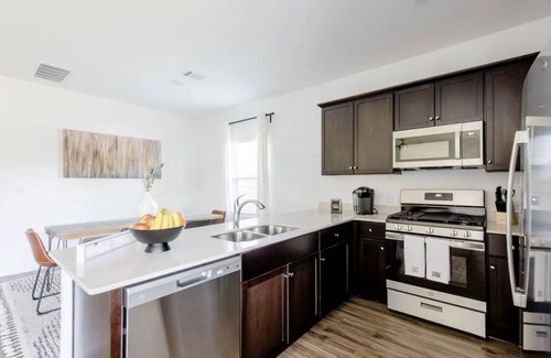 Pflugerville House | Modern Luxury: 4-Bedrooms - FREE early checkin - PRIME Location - October Deals