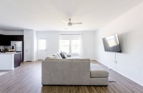 Pflugerville House | Modern Luxury: 4-Bedrooms - FREE early checkin - PRIME Location - October Deals