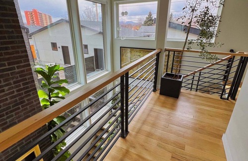 Villa Park House | Modern Luxury 4 Bed Home 7 Mins to Broncos Stadium