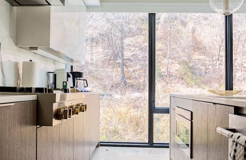 North Bergen Apartment | Modern Luxury: 4BR Townhome + Den + NYC Views