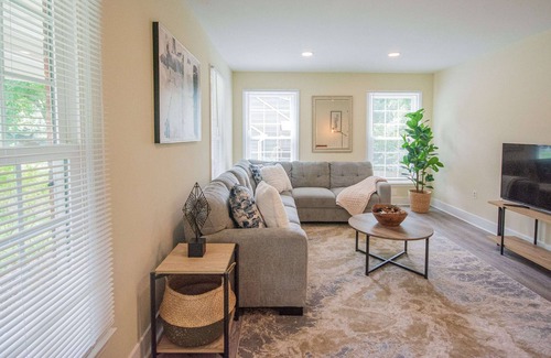 Herndon House | Modern Luxury 5BR Home, Safe & Quiet Neighborhood