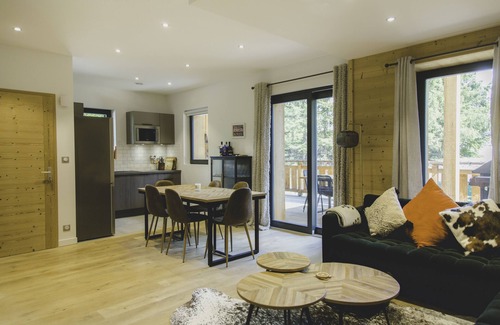 Morzine Apartment | Modern, luxury apartment - opposite free bus to ski lifts - 10 mins to slopes