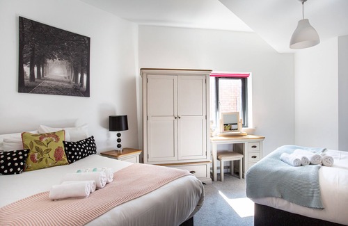 Ormeau Apartment | Modern Luxury Apartment, Sleeps 6, Best Location