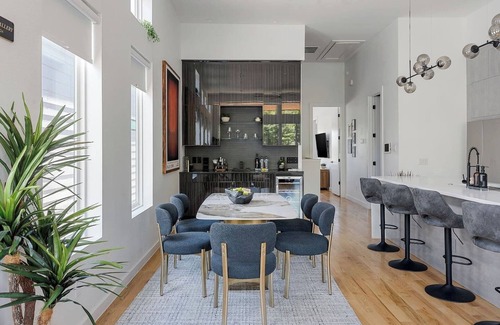Cedar Crest House | Modern Luxury Art Themed Getaway