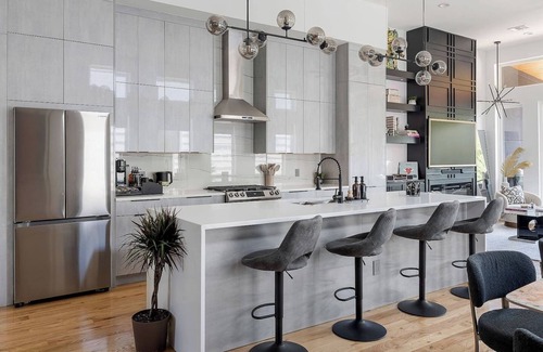 Cedar Crest House | Modern Luxury Art Themed Getaway