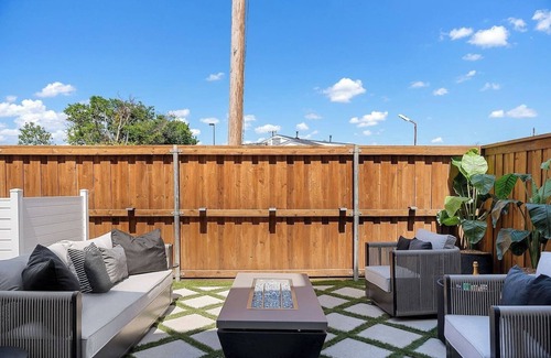 Cedar Crest House | Modern Luxury Art Themed Getaway