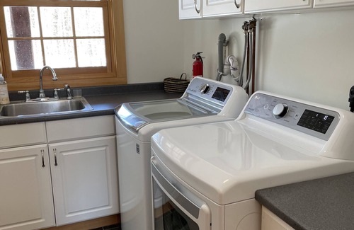 South Londonderry House | Modern Luxury at White Pine Lodge – 10 min from Stratton Mountain