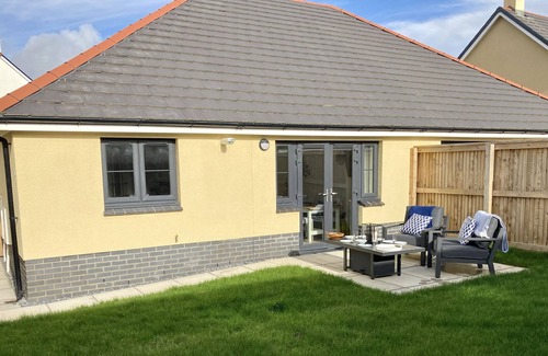 Sageston House | Modern, luxury bungalow, private garden in a quiet village, 5 miles to the beach
