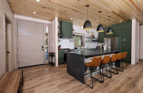 Gatlinburg - Pigeon Forge Cabin | Modern Luxury Cabin/Incredible Views/Putt Putt