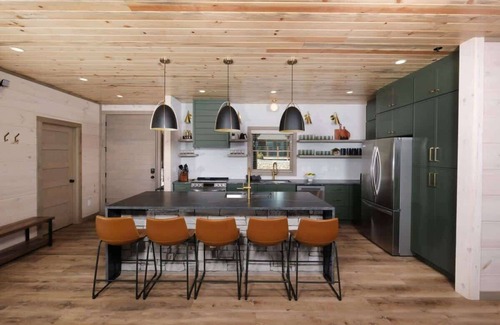 Gatlinburg - Pigeon Forge Cabin | Modern Luxury Cabin/Incredible Views/Putt Putt
