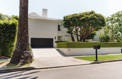 Santa Monica Canyon House | Modern Luxury Estate with Pool, Gym, Office – Prime Santa Monica