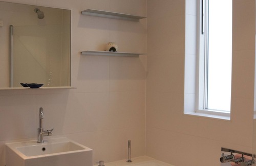Highbury House | Modern luxury family house in central London with proximity to a large park.