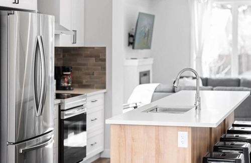 Jasper Place House | Modern Luxury Home - King Bed Arcade WEM A/C