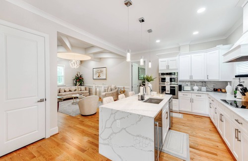 Shannon Park House | Modern Luxury Home near NoDa 5BR, 5BA, Sleeps 10