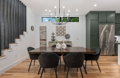 South Congress House | MODERN LUXURY HOME W/FABULOUS SHADED YARD! POOL! 5BR 4.5 BA HOME - SOCO & DT