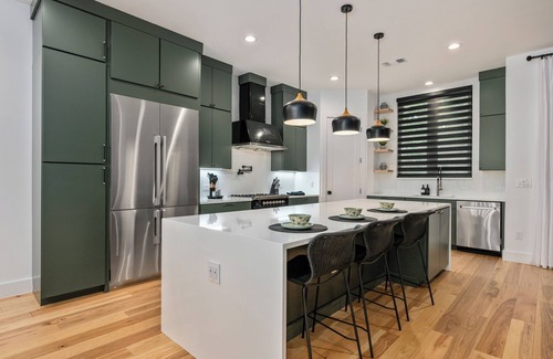 South Congress House | MODERN LUXURY HOME W/FABULOUS SHADED YARD! POOL! 5BR 4.5 BA HOME - SOCO & DT