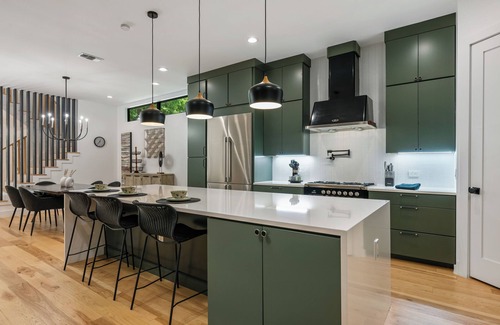 South Congress House | MODERN LUXURY HOME W/FABULOUS SHADED YARD! POOL! 5BR 4.5 BA HOME - SOCO & DT