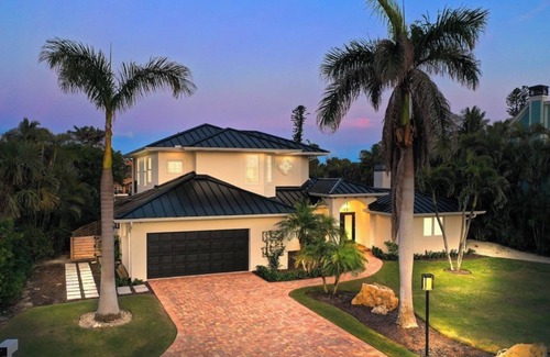 Sanibel House | Modern luxury house with ensuite bedrooms, deepwater canal access, and pool.