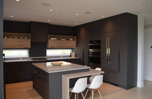 Sea to Sky Highway House | Modern Luxury Mountain Retreat with Private Hot Tub/Pool Table/Media Room