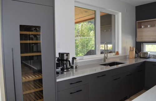 Sea to Sky Highway House | Modern Luxury Mountain Retreat with Private Hot Tub/Pool Table/Media Room