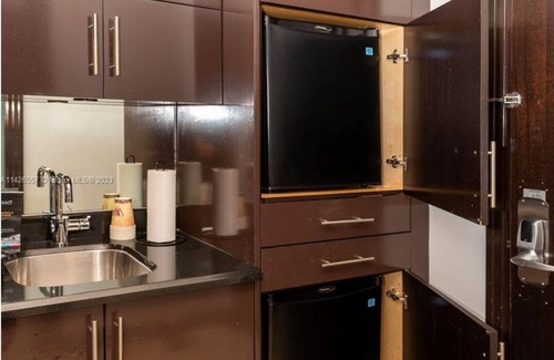 City Center Condo | Modern luxury PH at Condo Hotel