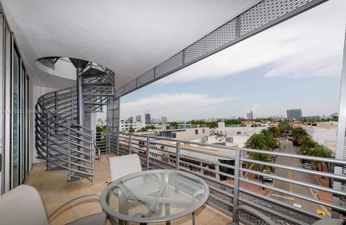City Center Condo | Modern luxury PH at Condo Hotel