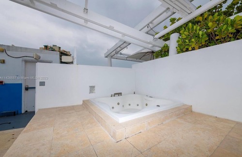 City Center Condo | Modern luxury PH at Condo Hotel