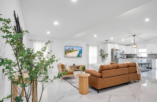 Lake Worth House | Modern Luxury Retreat - Centrally Located in WPB