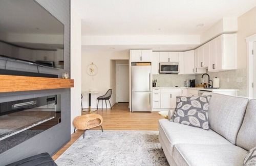 Maple Valley Apartment | Modern Luxury Retreat w/Hot Tub & Private Deck