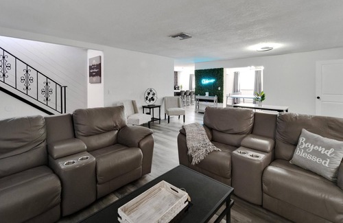 Oldsmar House | Modern Luxury / Spacious / Family Friendly