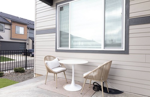 Vancouver House | Modern & Luxury Townhome in Vancouver WA [3BR/2.5BA]