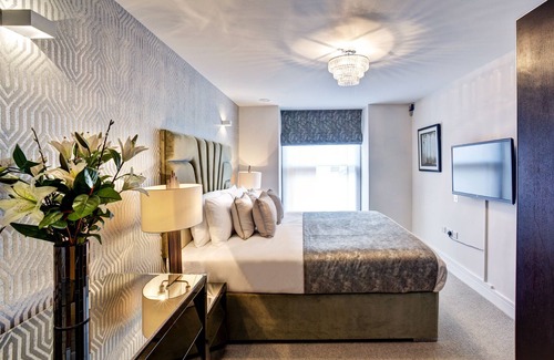 Swiss Cottage Apartment | Modern, Luxury Two-Bed Apartment with Private Patio