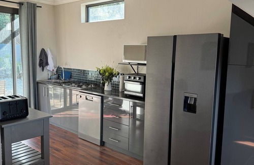 Hermanus Heights Villa | Modern luxury villa in a safe sought after area. Stunning sea/Mountain View’s!