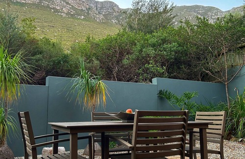 Hermanus Heights Villa | Modern luxury villa in a safe sought after area. Stunning sea/Mountain View’s!