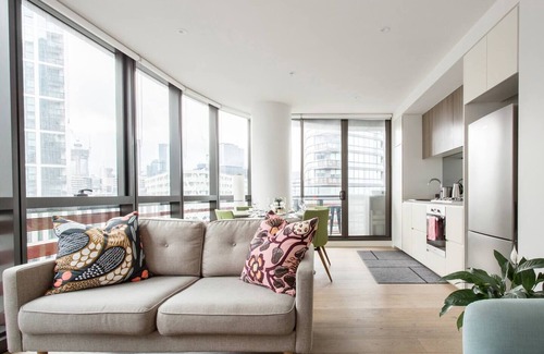 Docklands Apartment | Modern Magic on the Yarra with Resort Amenities