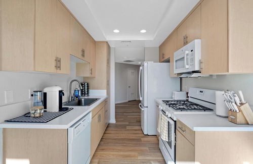 Marina del Rey Apartment | Modern Marina: Chic Design & Coastal Comfort