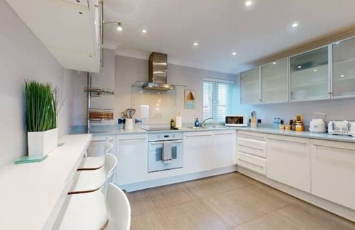 Castle Apartment | Modern Marina View Retreat | 3BR | Free Parking | Waterfront Bliss