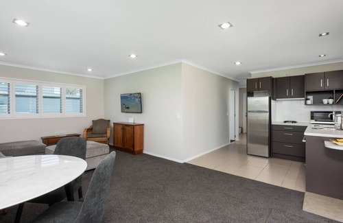 Mount Maunganui House | Modern Marine Parade Apartment