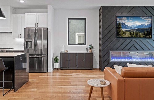 Holland House | "MODERN MARVEL"- 2 KINGS, 2 QUEENS, 2 TWINS, 4 TVs