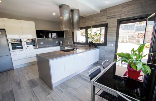 Sils Villa | Modern Marvel - 26km to Costa Brava beaches!